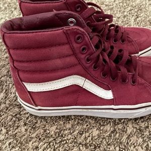 Color is a burgundy/wine? great shape/good shape! women’s size 5/Men’s 3 1/2